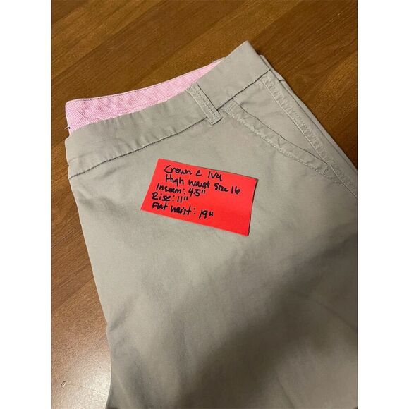 Sold Crown & Ivy Women's Beige Chino Shorts Size 16 Classic Fit - Picture 3 of 7